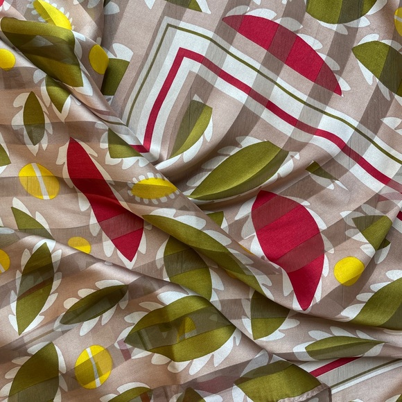 Metropolitan Museum of Art Vintage Silk Scarf - Picture 7 of 10